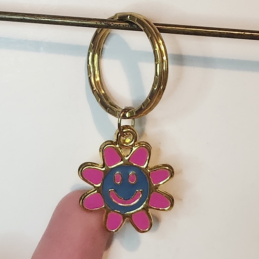 2” Unbranded Smiley Face Pink and Blue Flower Keychain - Picture 2 of 5